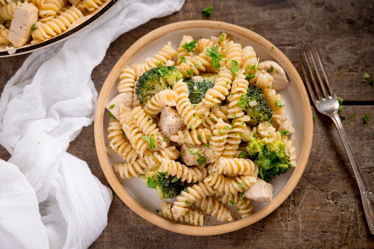 Easy One-Pot Chicken Broccoli Pasta: 30-Minute Weeknight Meal